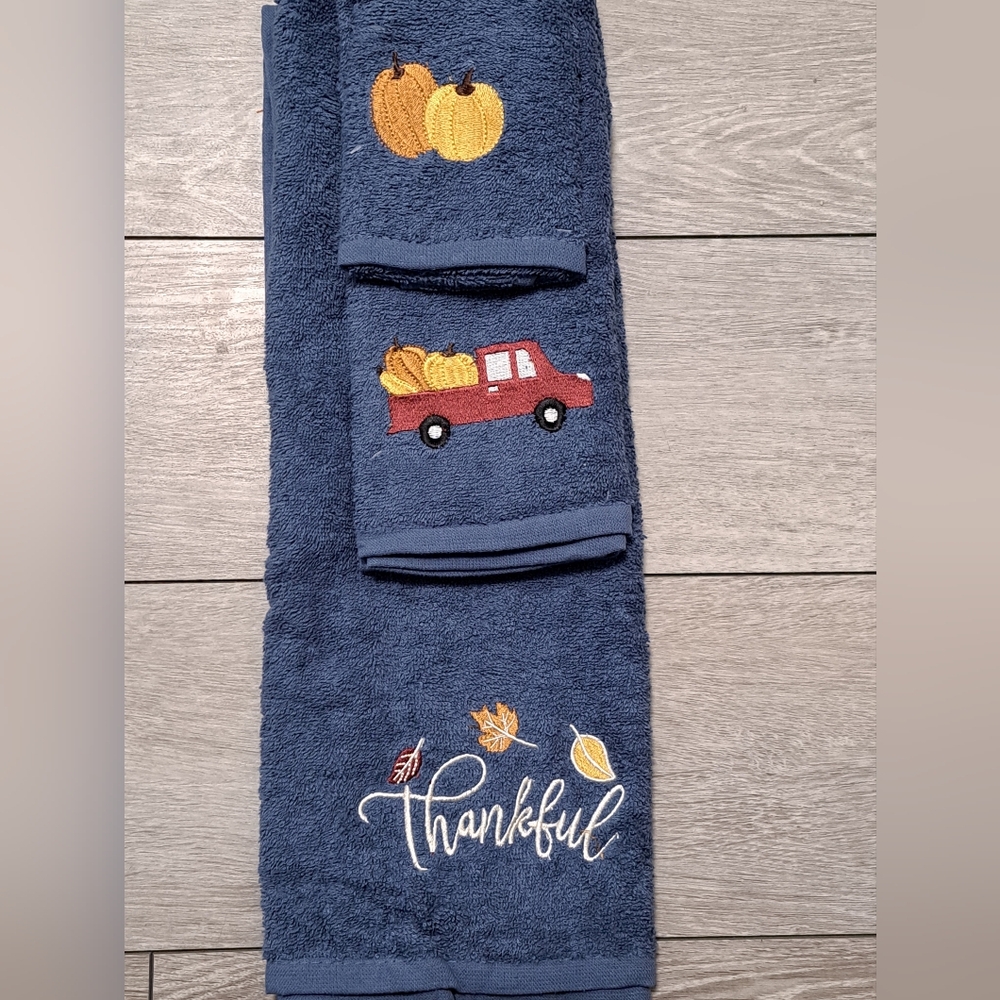 Brand New Fall/Thanksgiving 3pc "Thankful" Towel Set - Blue